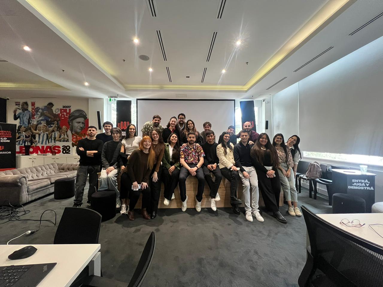 Equipo del programa de referentes de BetWarrior reunido en sala de formación